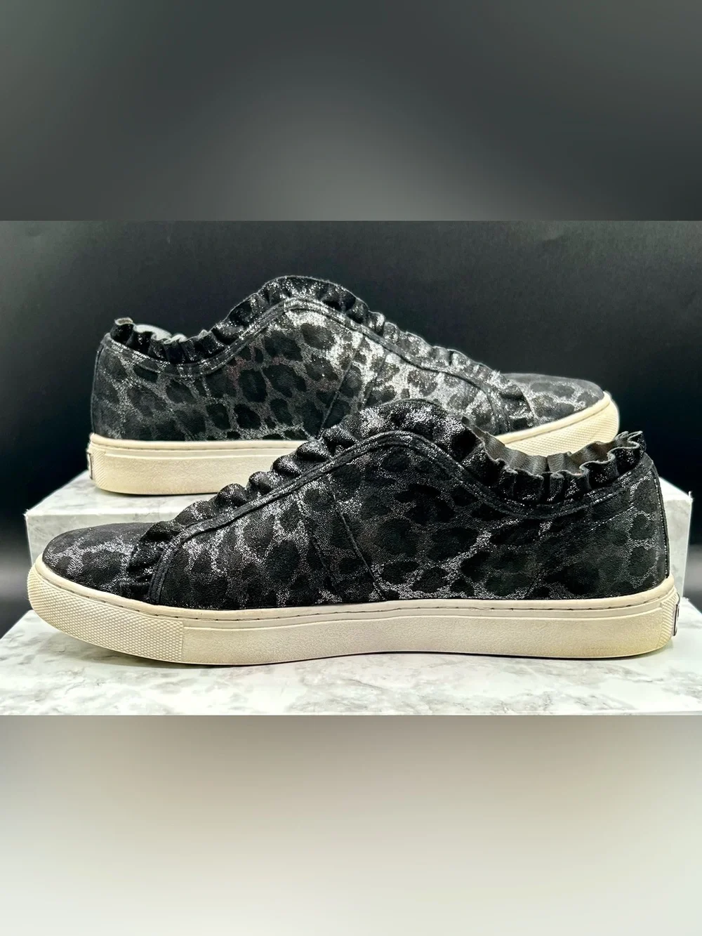 KATE SPADE Lynn  Speakers Metallic Leopard Print  Leather. Size 8.5 M